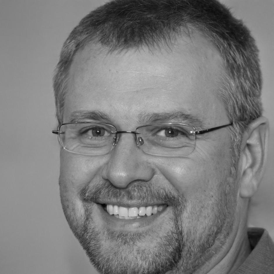 Portrait de Théo Blanchard, formateur spécialisé en relation client